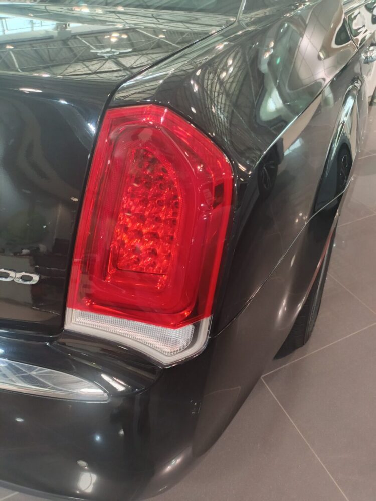 للبيع قطع كرايسلر c300 2022